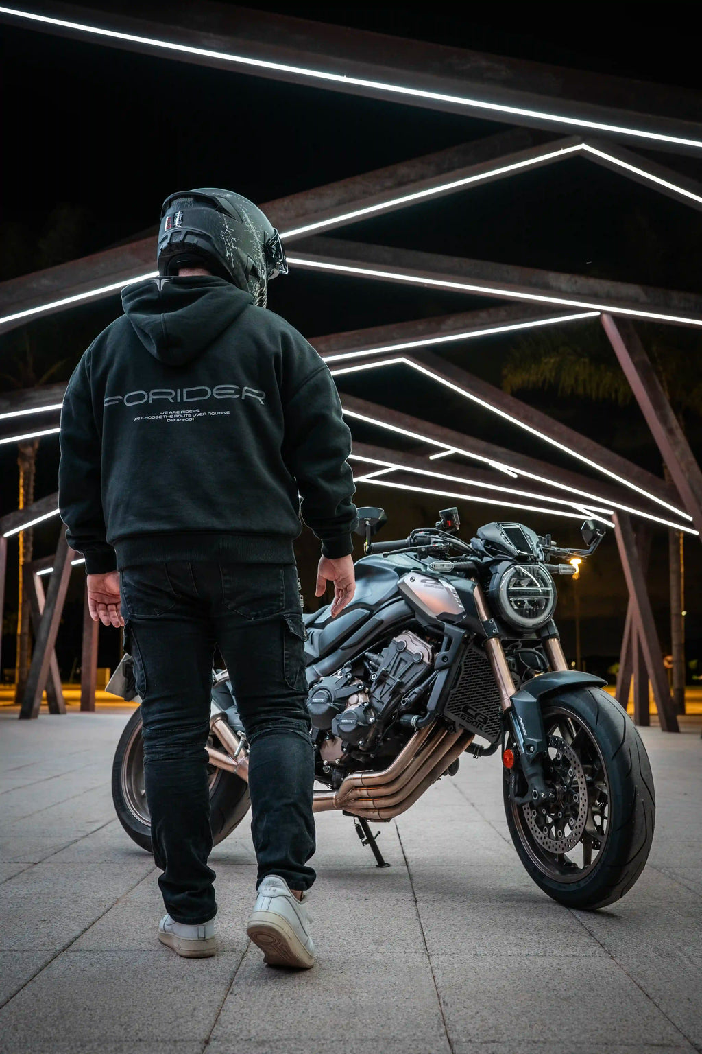 Sudadera con protecciones "NOT A ROUTINE" Negra