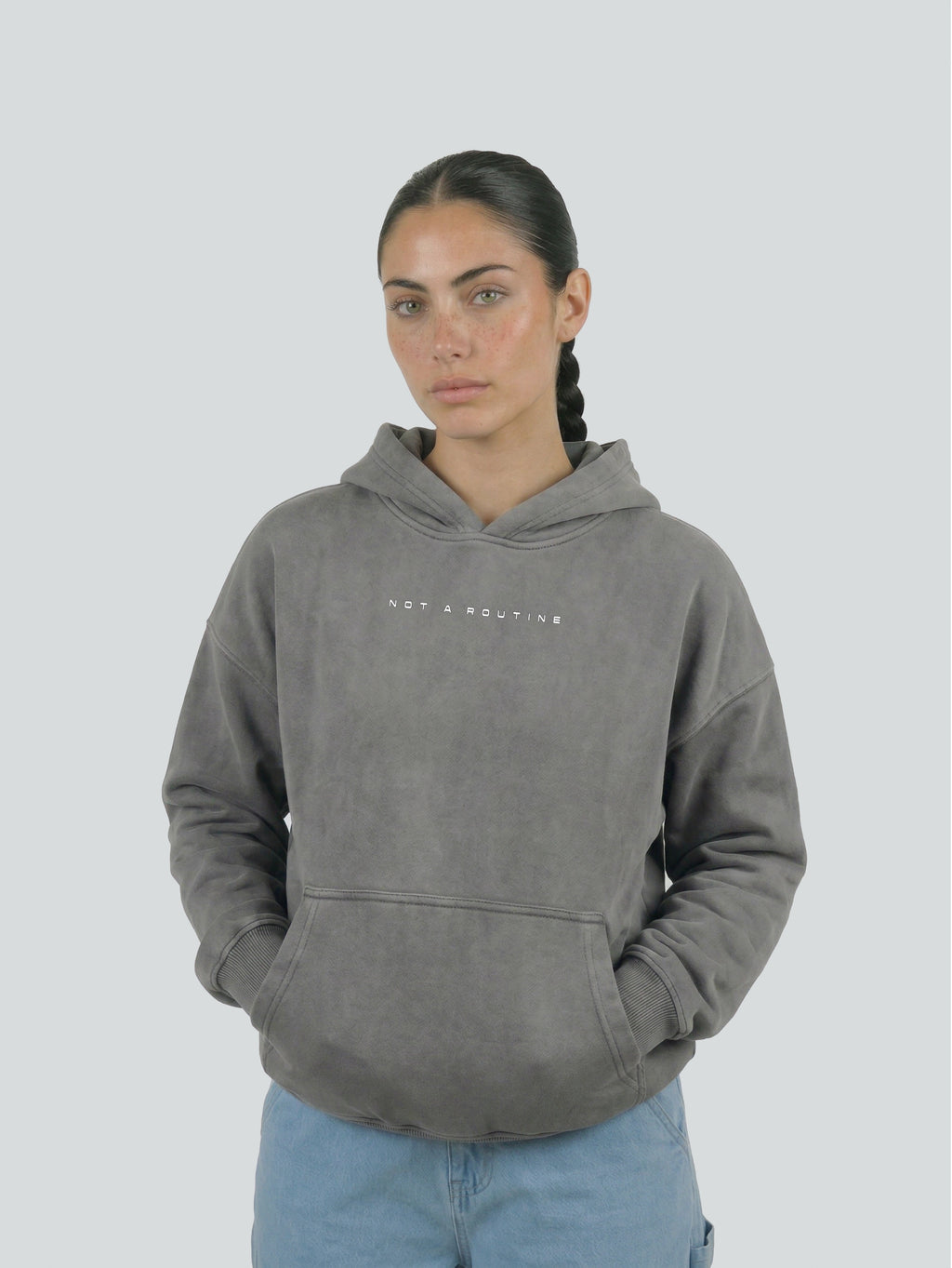 Sudadera con protecciones "NOT A ROUTINE" Gris washed