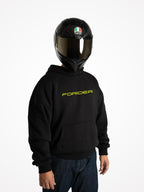 Modelo con casco integral y sudadera de moto FORIDER negra con el logotipo en amarillo