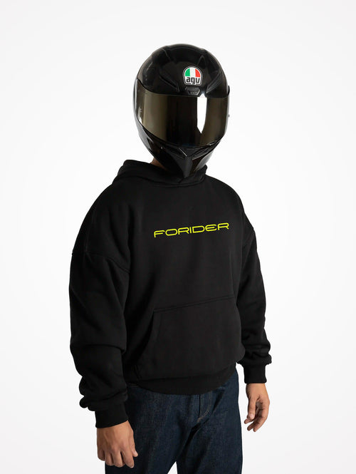 Modelo con casco integral y sudadera de moto FORIDER negra con el logotipo en amarillo