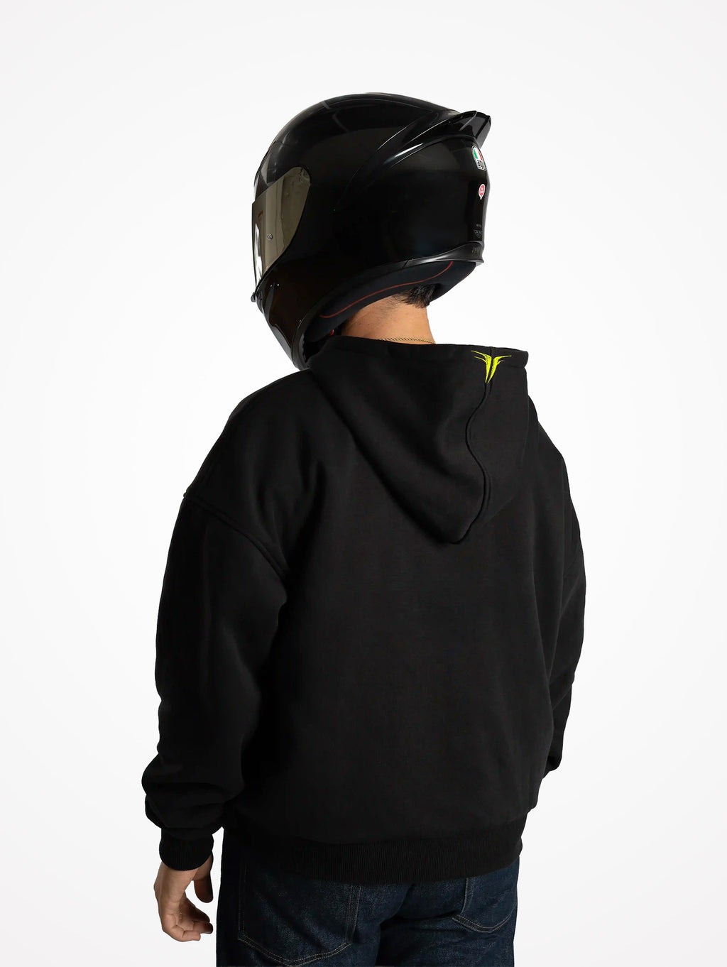 Espalda de la sudadera de moto FORIDER negra sobre modelo con casco