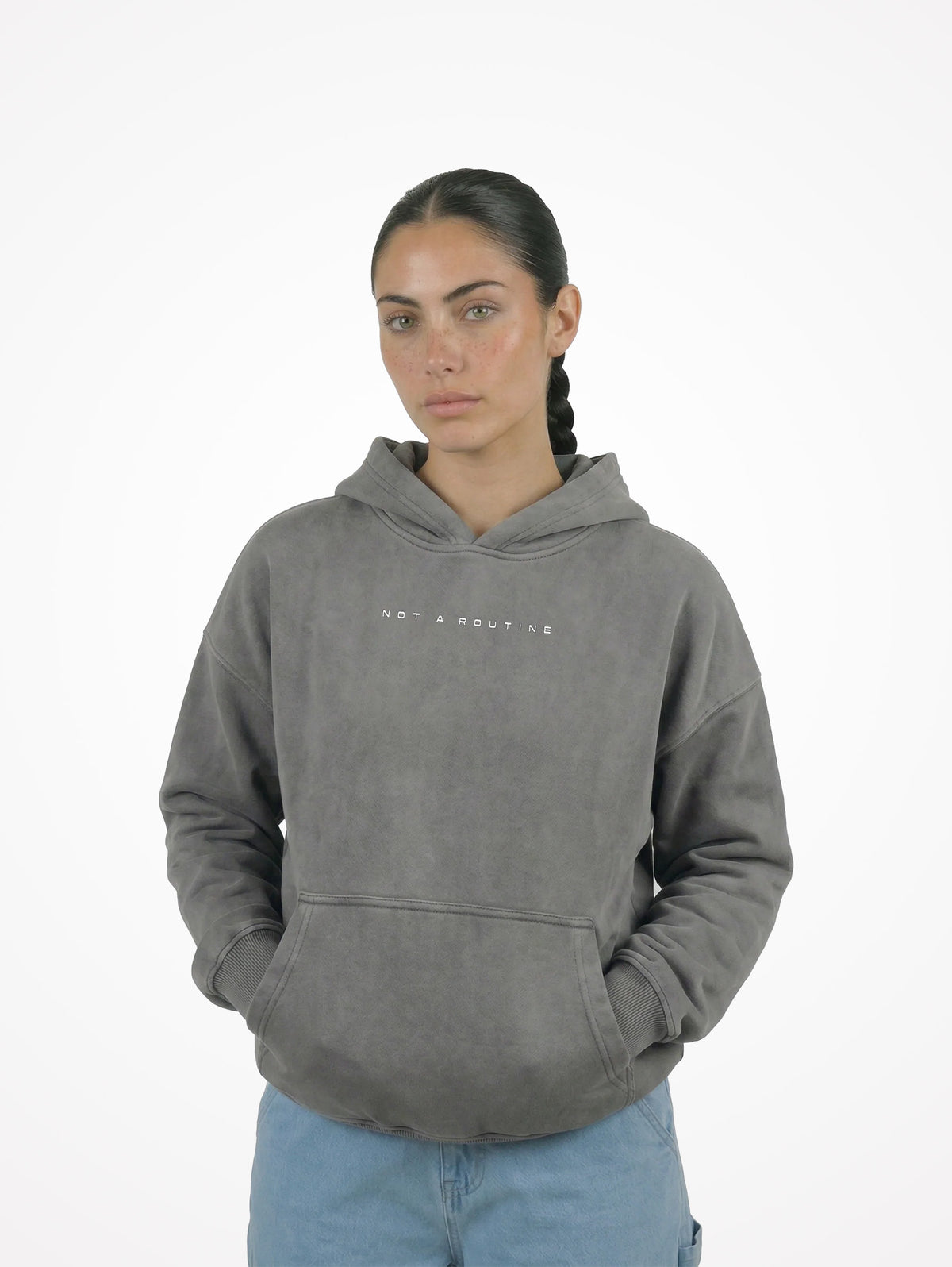Mujer con sudadera de moto Not a Routine gris washed, vista frontal