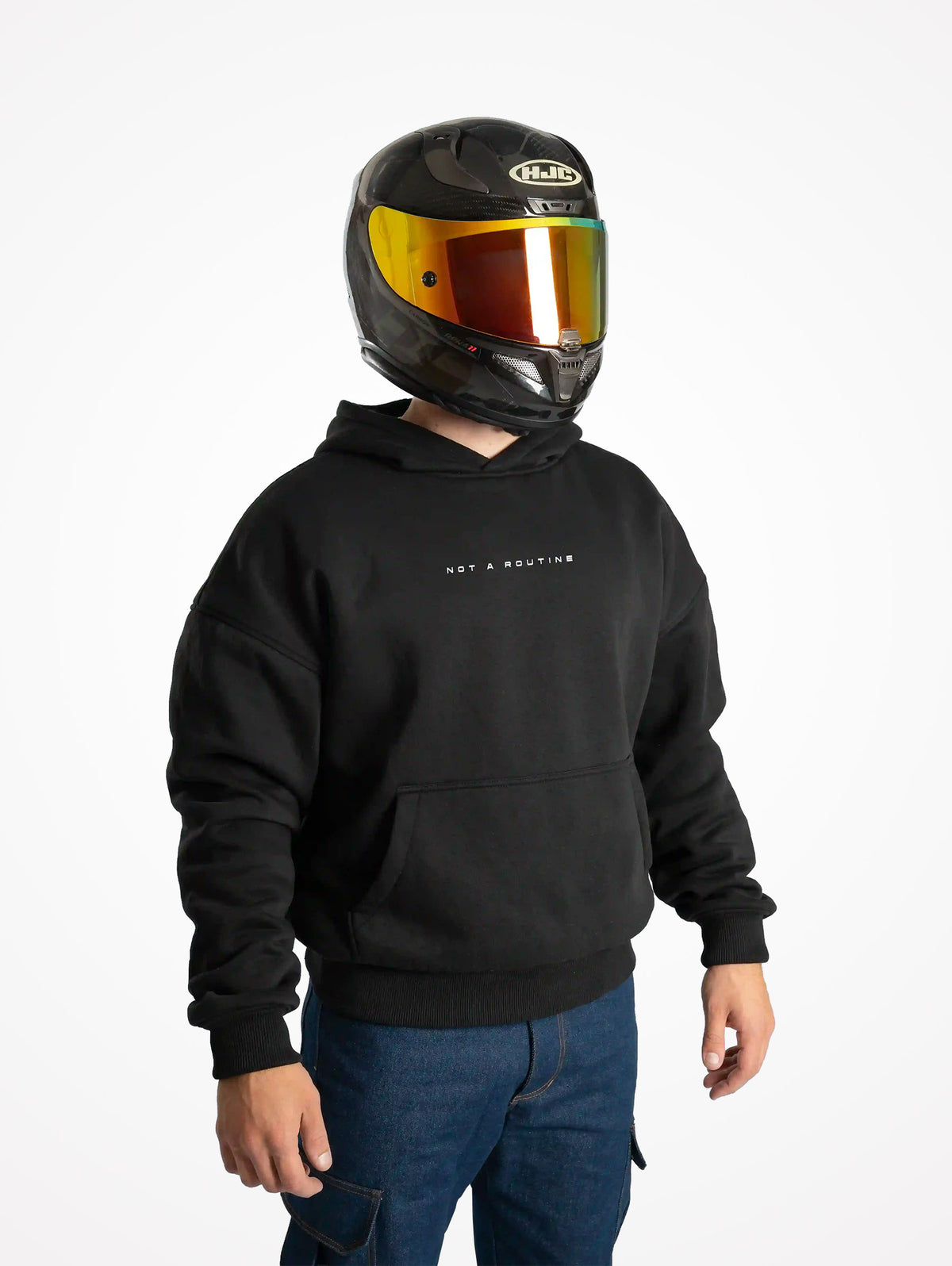 Modelo con casco integral y sudadera de moto Not a Routine negra, vista frontal
