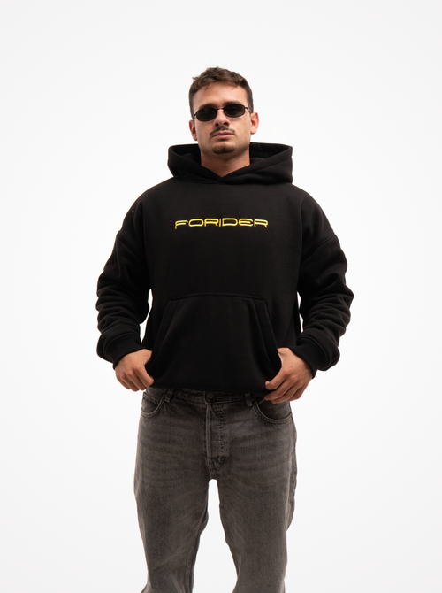 Hombre con la sudadera de moto negra FORIDER vista de frente, con el logotipo amarillo en el pecho y vaqueros grises