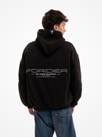 Hombre de espaldas con la sudadera de moto negra Not a Routine y el estampado FORIDER Not Basics Collection