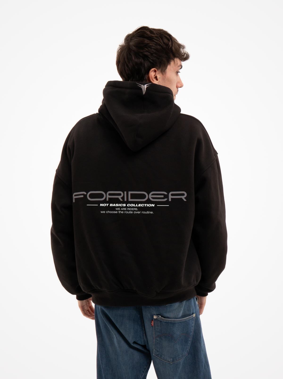 Hombre de espaldas con la sudadera de moto negra Not a Routine y el estampado FORIDER Not Basics Collection