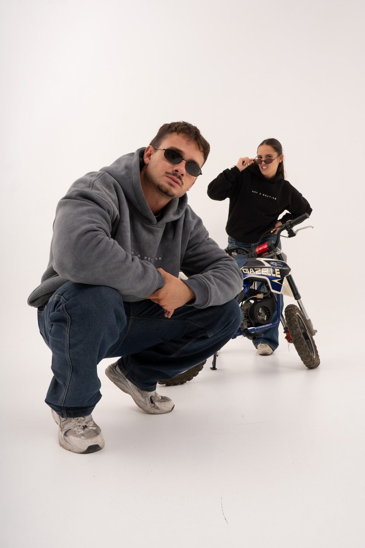 Rider en cuclillas junto a una moto