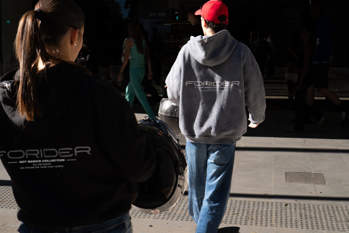 Rider de espaldas con el casco en la mano
