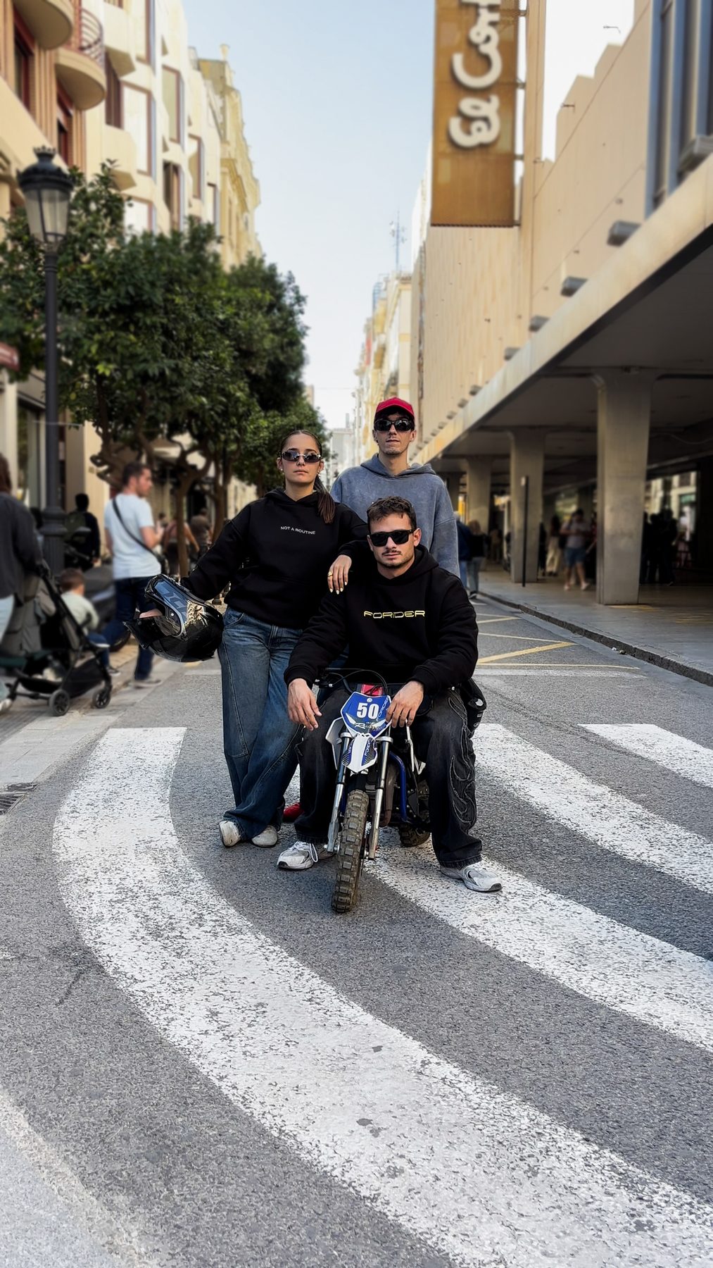 Riders sobre una moto en un paso de cebra