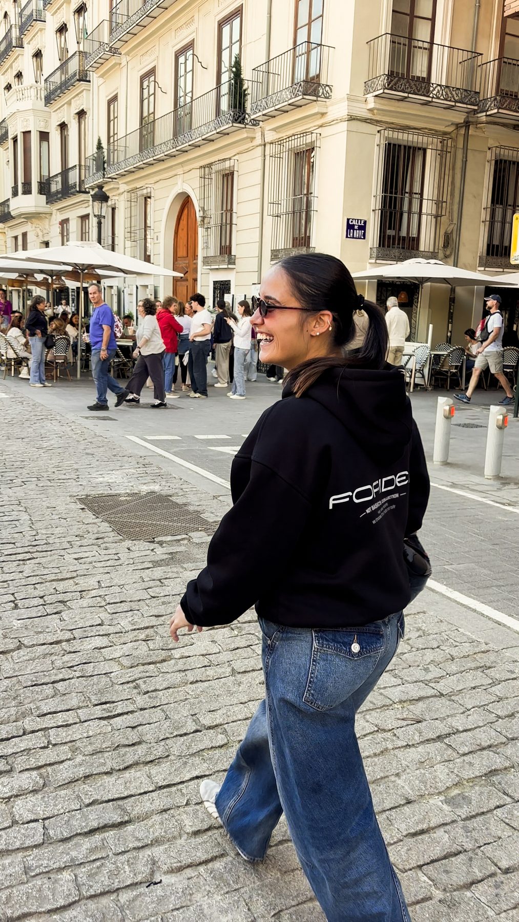 Rider caminando por una calle empedrada