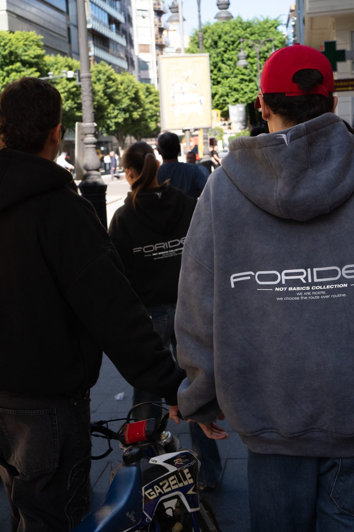 Rider de espaldas con la sudadera gris Not Basics